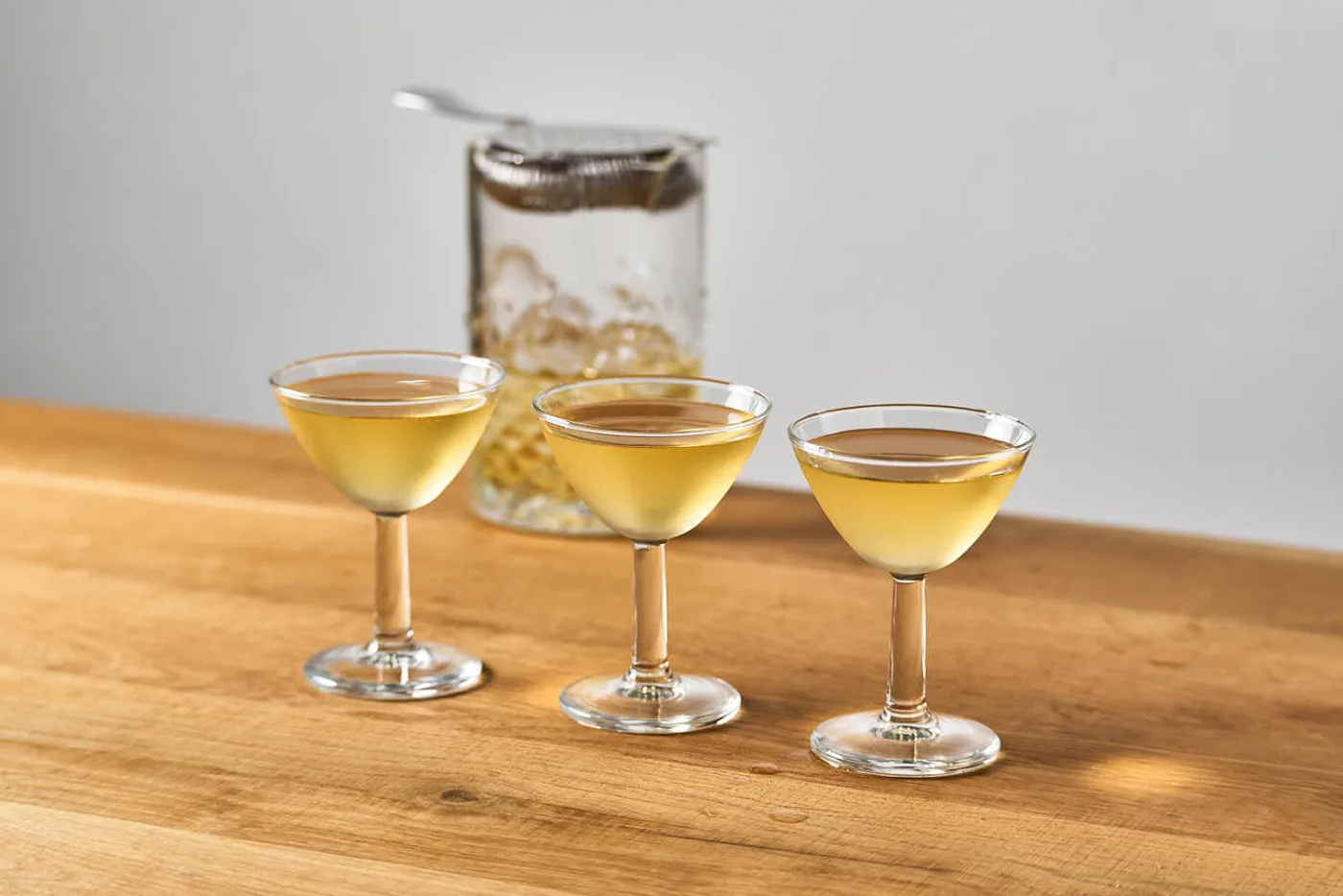 Tre coppette da Martini con le versioni bilanciate con Sorbole davanti al mixing glass