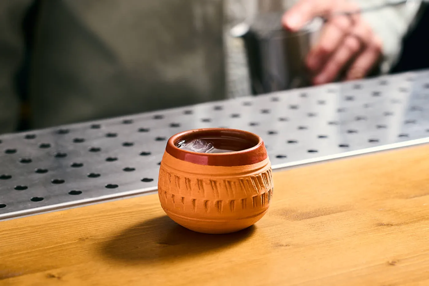 Canchánchara servita nella tazza in terracotta con un cubetto di ghiaccio