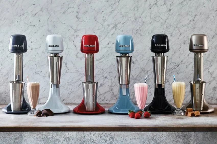 Sei milkshake mixer Roband di colori diversi su banco di marmo