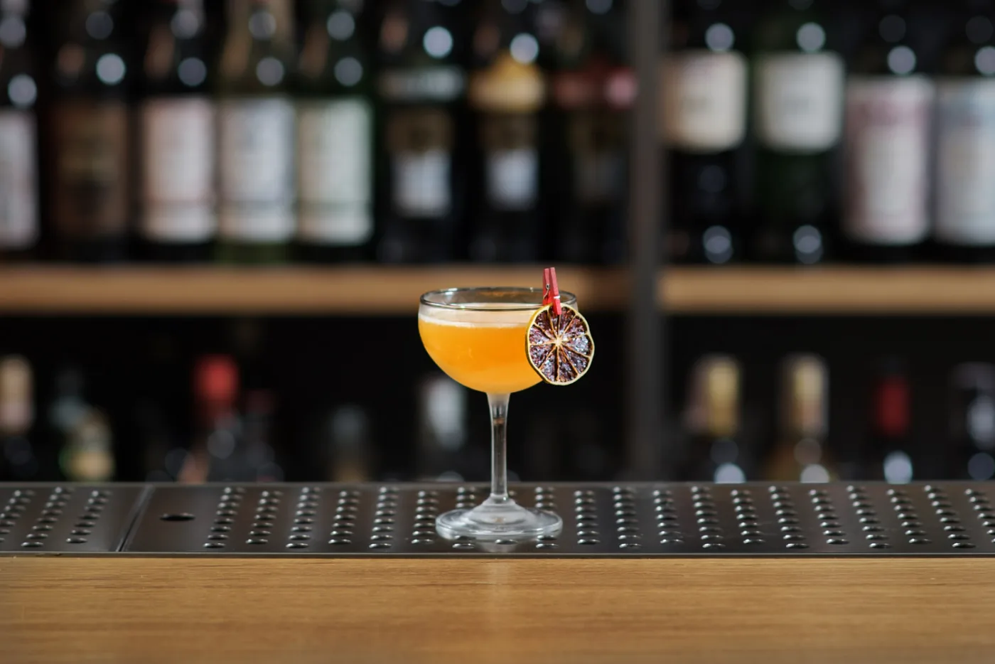 Don's Special Daiquiri color arancio in coppa da cocktail con ruota di lime disidratato