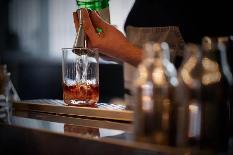 Assaggio e valutazione di un cocktail durante una sessione di lavoro al bancone