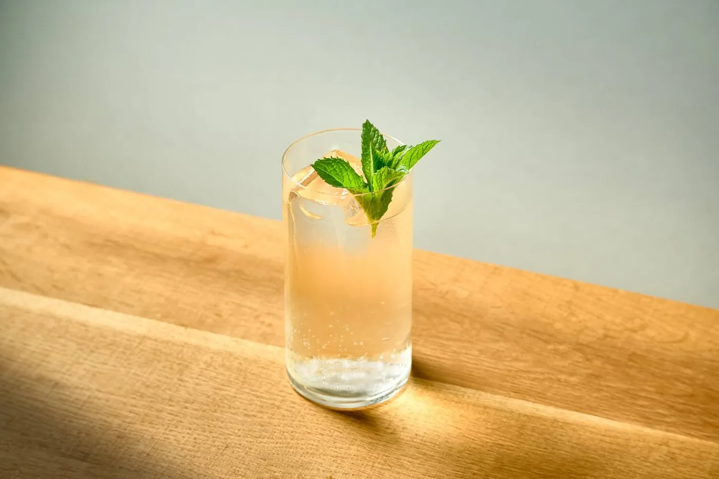 L'Hugo Spritz servito in un tumbler alto con ghiaccio e un ciuffo di menta fresca