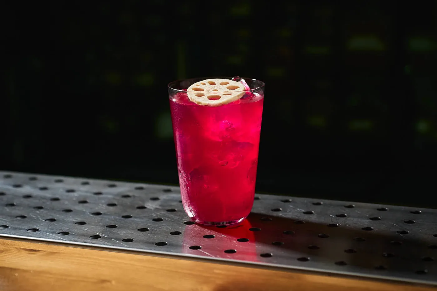 Mexican Connection, long drink magenta con tequila e soda fermentata alla barbabietola rossa, decorato con una chips di radice di loto