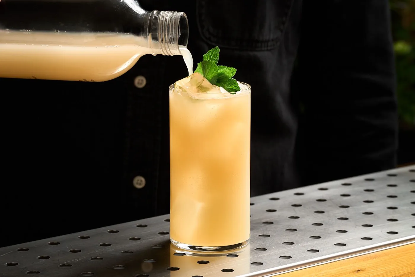 Moroccan Mule: ginger beer ai limoni marocchini versata in un tumbler alto con drink ambrato, ghiaccio e rametto di menta