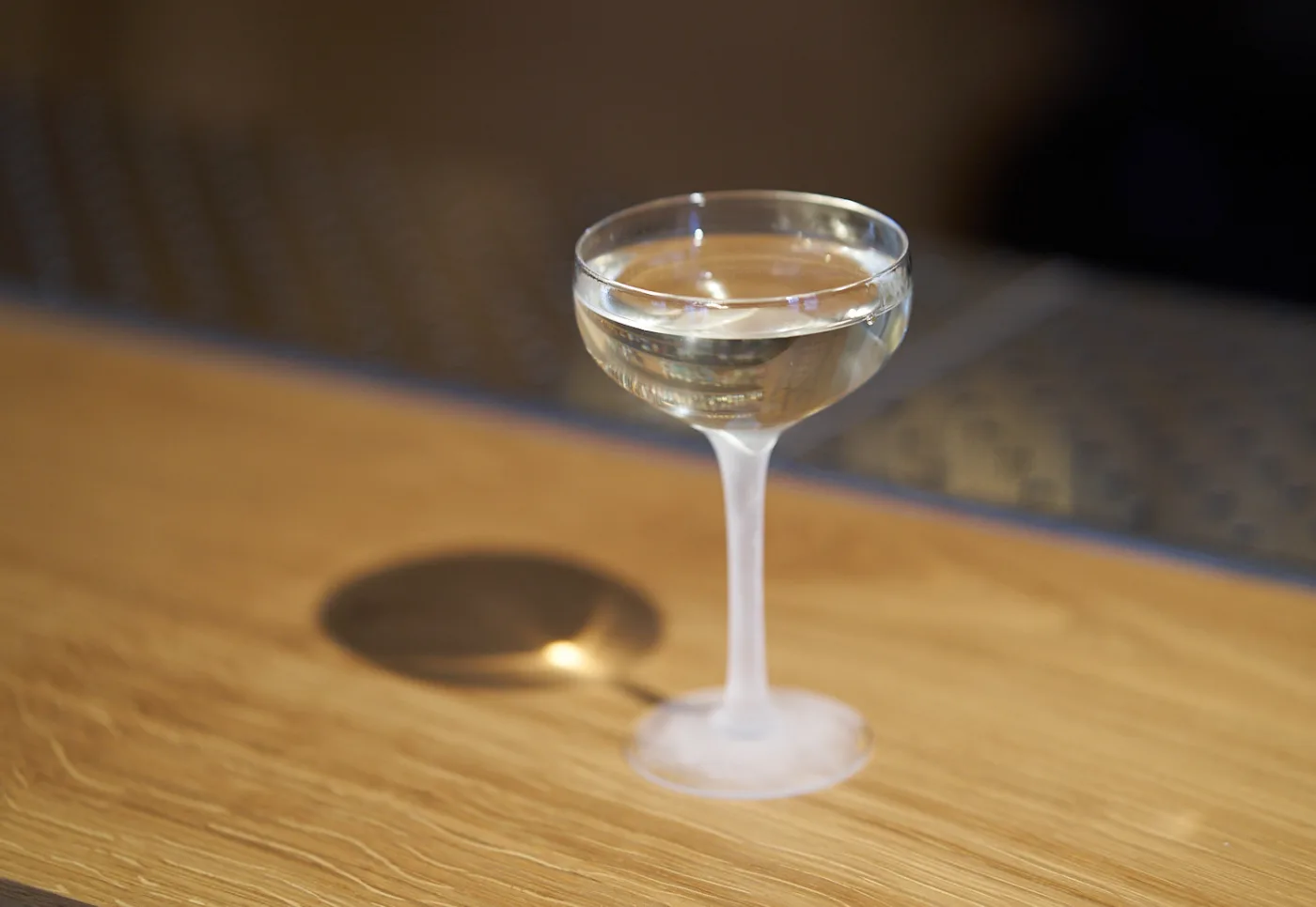 Not a Dirty Martini: coppetta con drink limpido e stelo smerigliato su bancone di legno