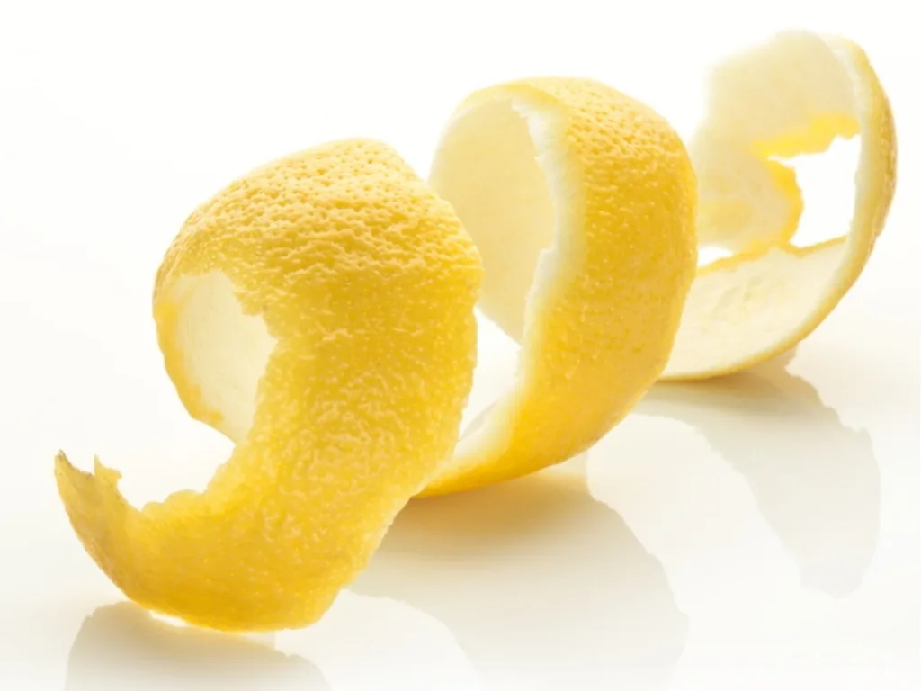 Scorza di limone pelata a spirale, senza parte bianca, pronta per l'oleo saccharum
