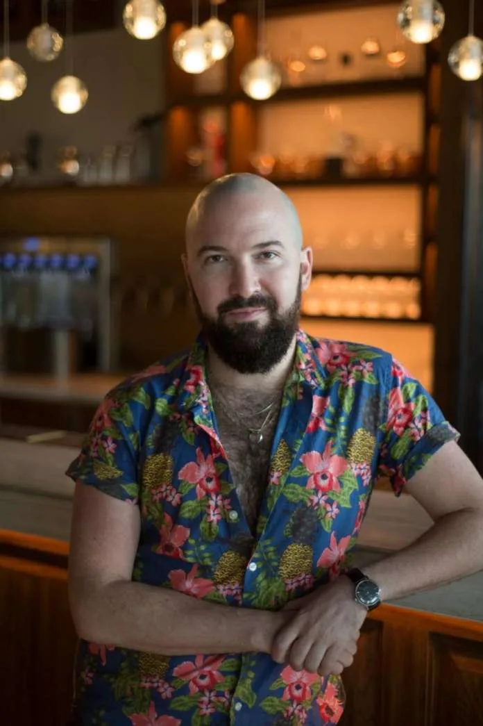 Una foto di Sam Ross, il bartender inventore del Paper Plane e del Penicillin