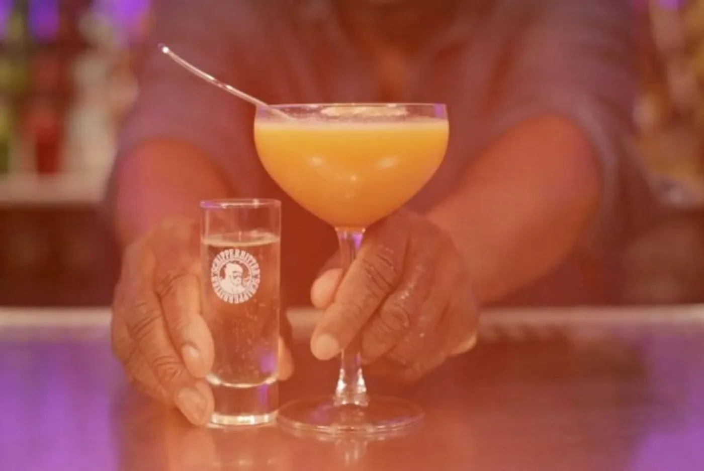 Pornstar Martini in coppa servito insieme allo shot di champagne sul bancone