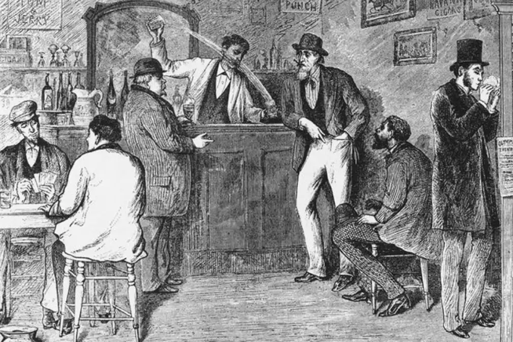 Bartender che esegue il throwing versando il drink tra due mixing tin
