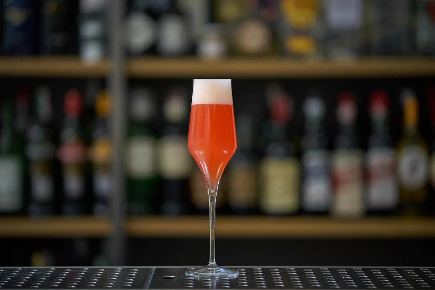 Rossini: cocktail con succo di fragola e prosecco servito in flûte con schiuma in superficie