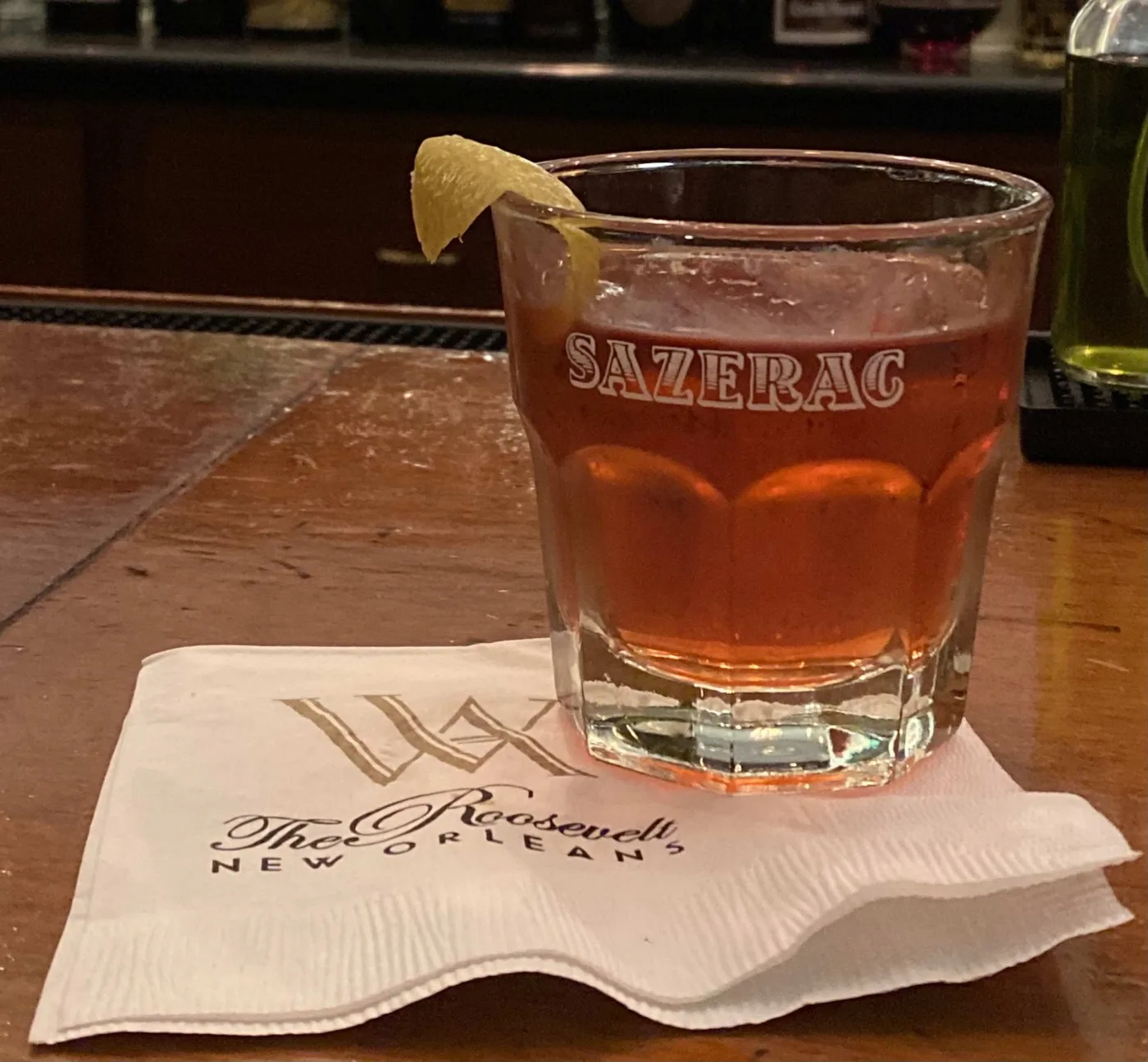 Sazerac con twist di limone nel bicchiere marchiato del Sazerac Bar del Roosevelt Hotel di New Orleans
