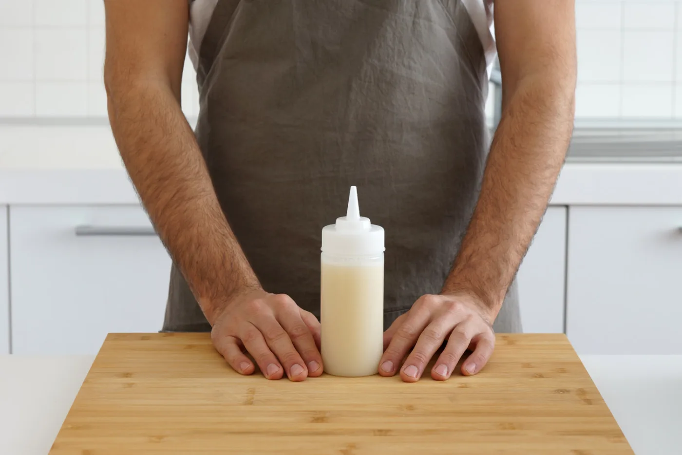 Squeezer con sciroppo di orzata su un tagliere di bambù