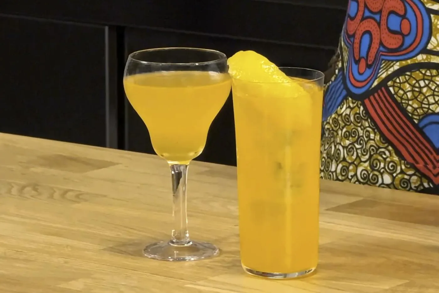 Le due versioni del cocktail al mandarino con Sorbole e Clairin: coppetta e long drink giallo intenso