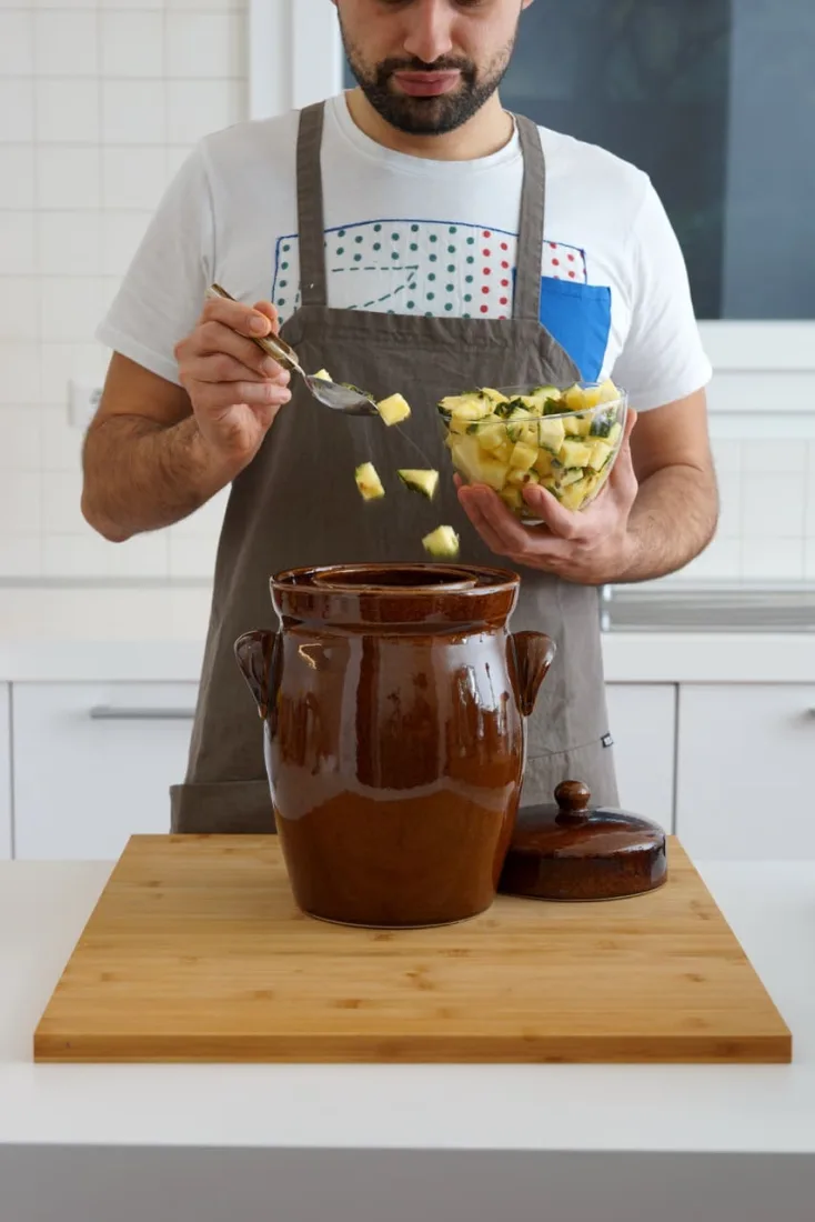 l'ananas viene aggiunto all'acqua nel vaso di fermentazione del tepache