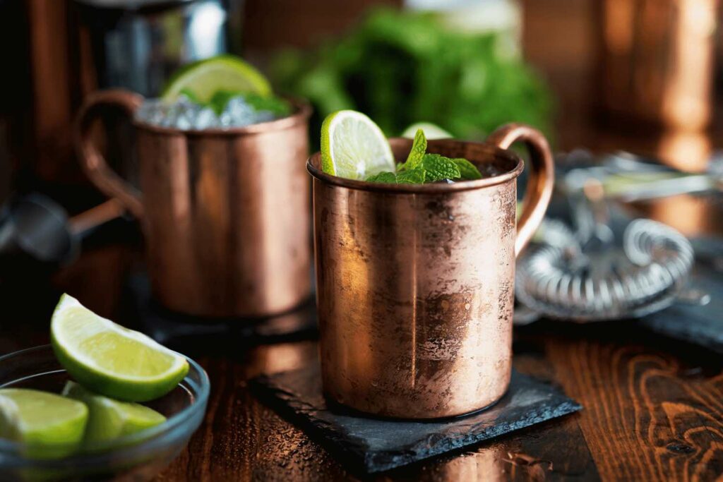 Una foto del Moscow Mule è un cocktail a base vodka e ginger beer servito nella tazza di rame