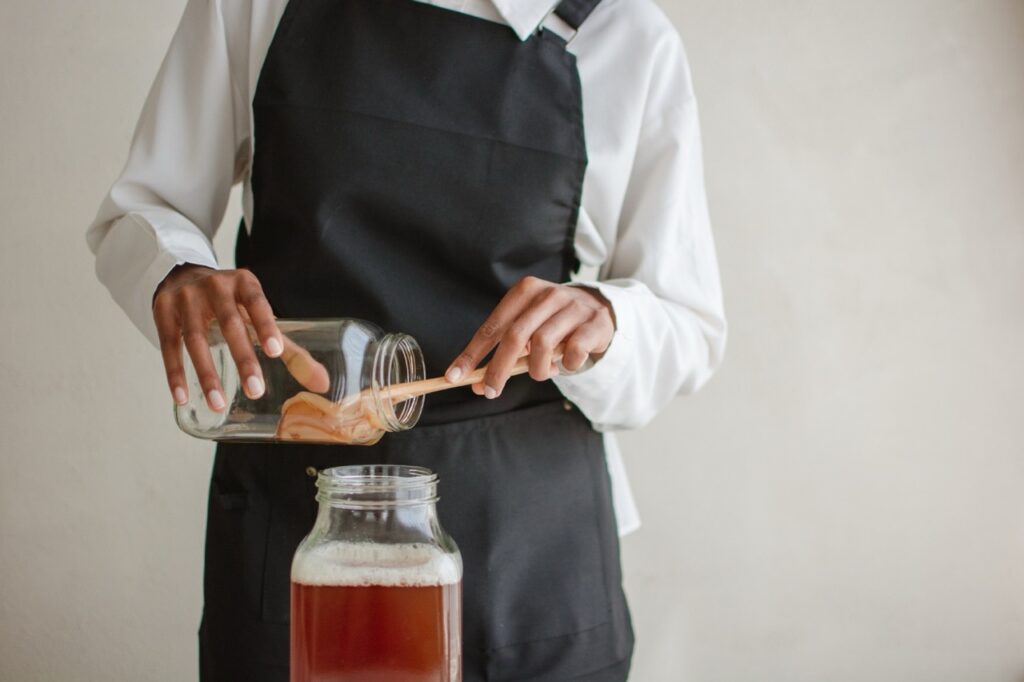 un operatore prepara un fermentato al bar