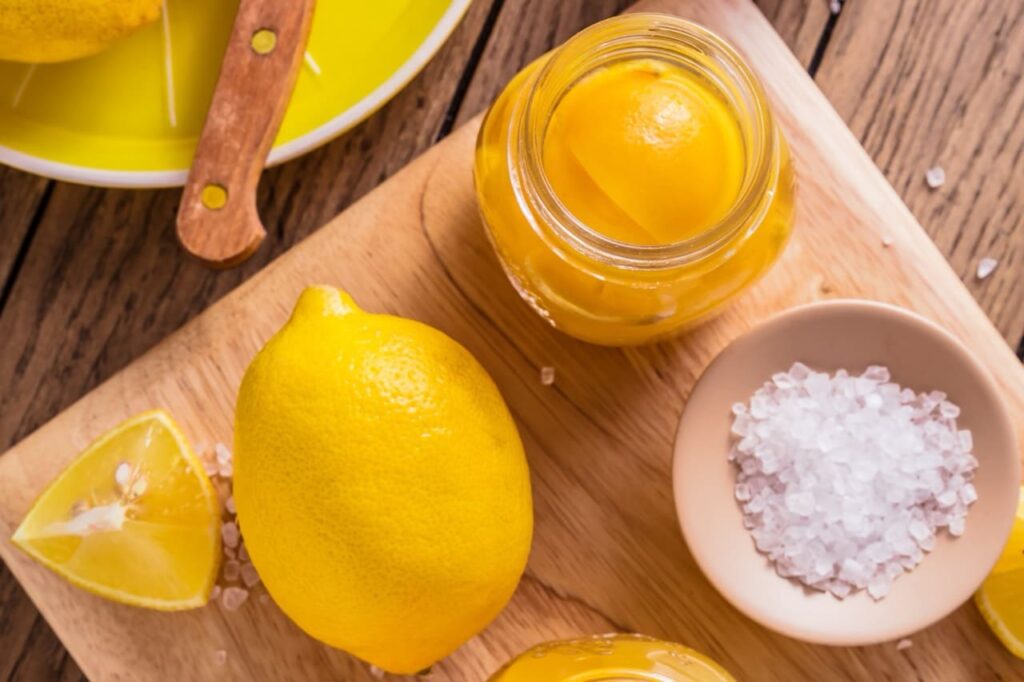 limoni e sale gli ingredienti per preparare i limoni marocchini