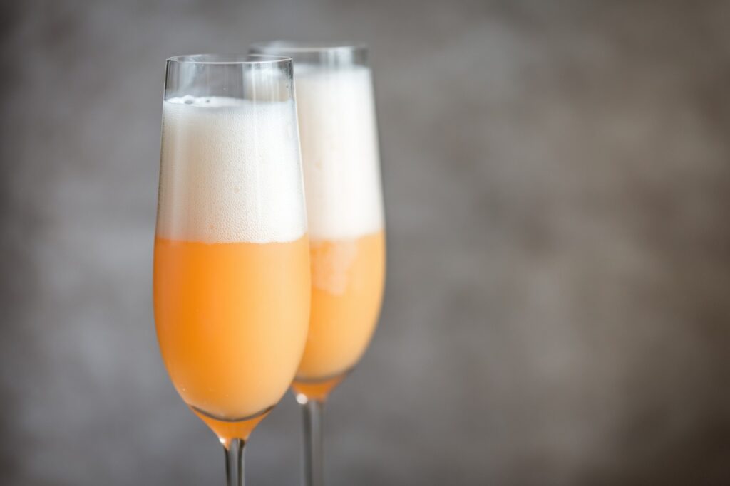 Il Cocktail Bellini in una flute. Cocktail a base pesca e prosecco