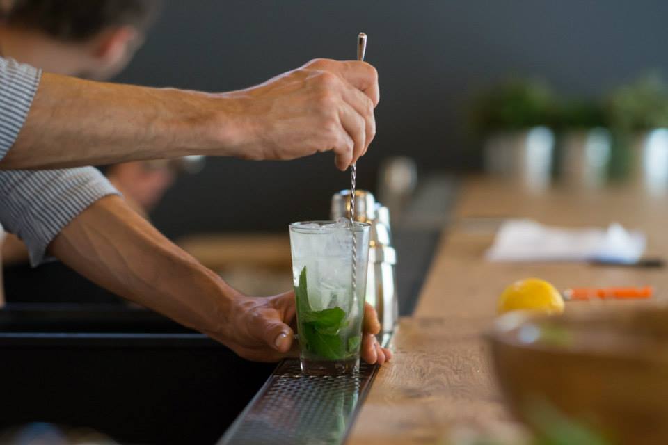 Miscelare il Mojito cubano con il bar spoon