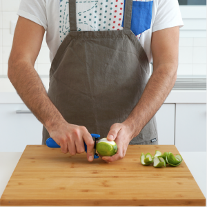 Per fare il Lime Cordial, dopo aver lavato i lime rimuovere la scorza con il pelapatate