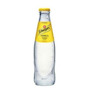 una bottiglietta di acqua tonica schweppes