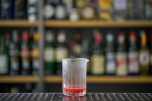 Versare il succo in un mixin' glass.