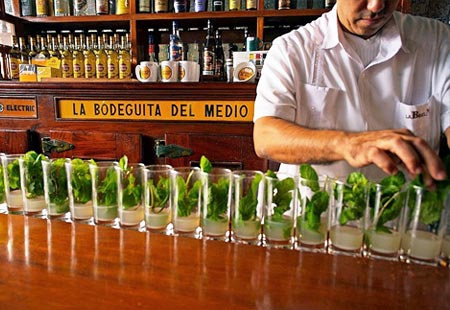 Preparazione del Mojito alla Bodeguita del Medio, Cuba.