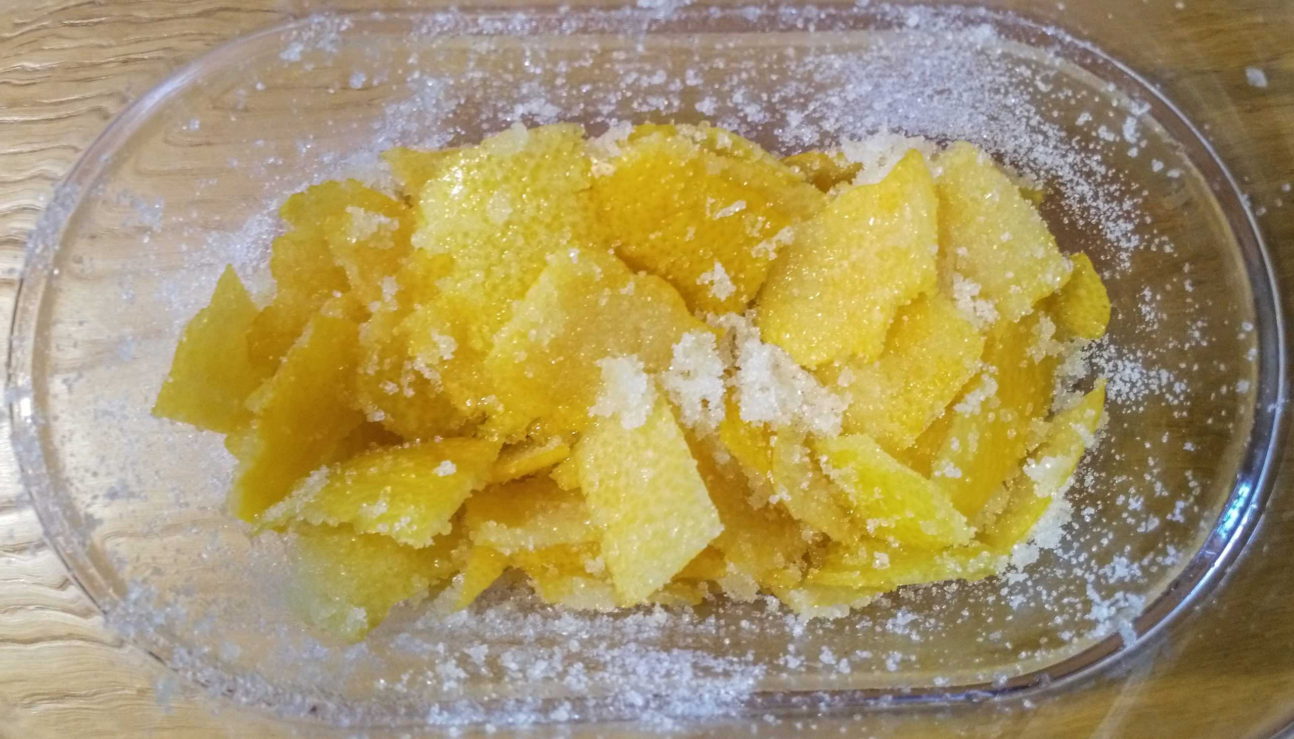 Le scorze tagliate insieme allo zucchero in grani