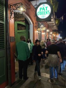 Pat o' Brien, un bar di New Orleans, città dove è nato il Sazerac Cocktail