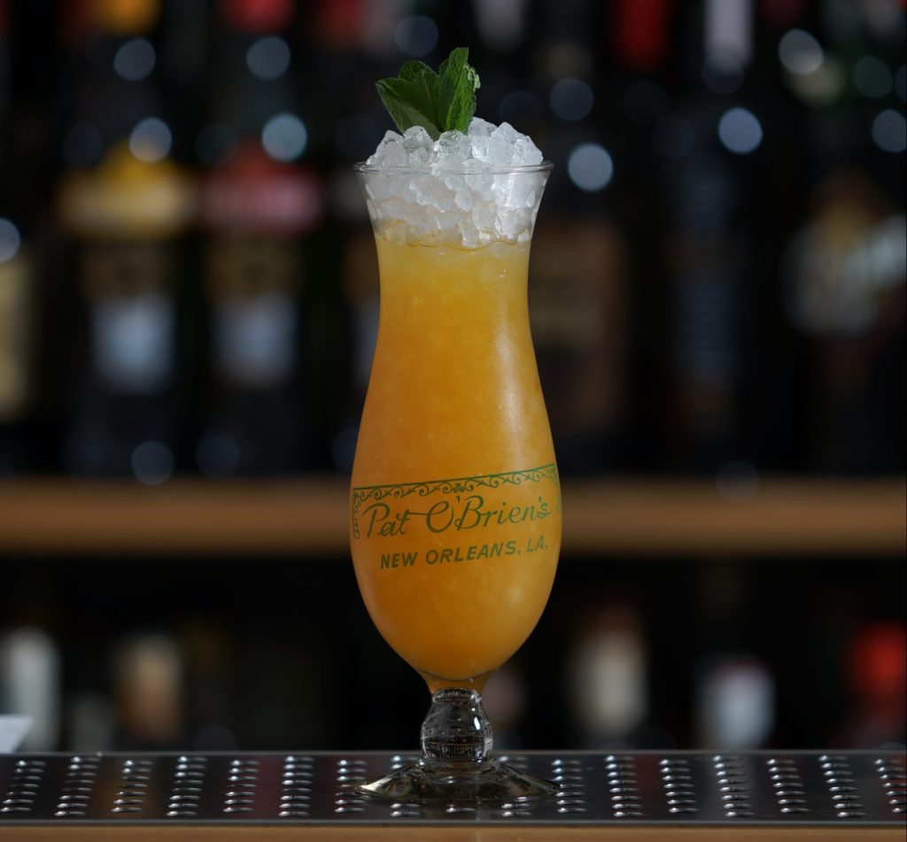 Hurricane è un cocktail di New Orleans a base rum giamaicano, limone e frutto della passione