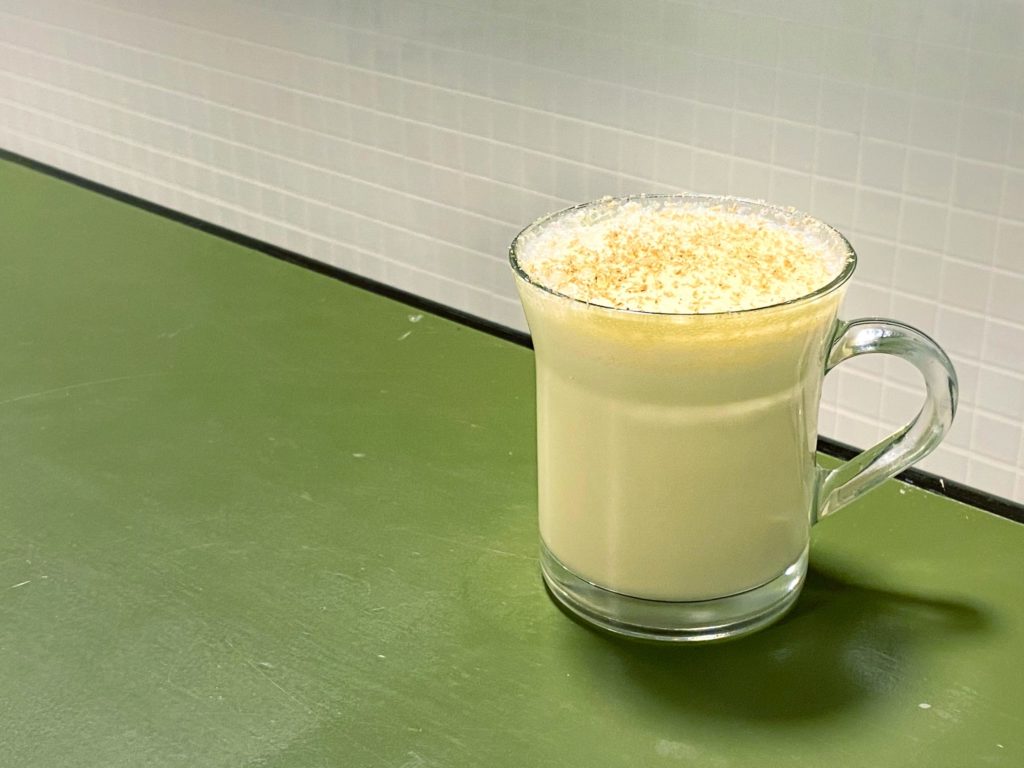 Il Tom&Jerry è un drink caldo invernale a base brandy, burro, uova e latte