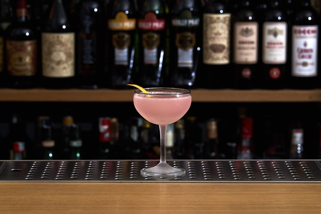 L'Aviation è un cocktail a base Gin, Maraschino, succo di limone e, a seconda della versione, con o senza liquore alla violetta.