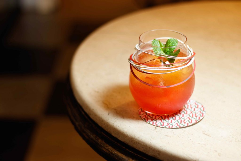 Drink Bad Santa di Piermario Baule appoggiato su un tavolo