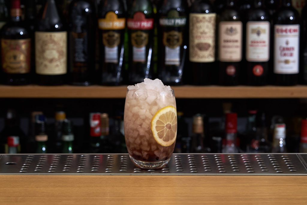 Il Bramble è un cocktail classico a base Gin e liquore alle more inventato da Dick Bradsell negli anni ’80 quando lavorava al Fred’s Club in Soho (Londra).