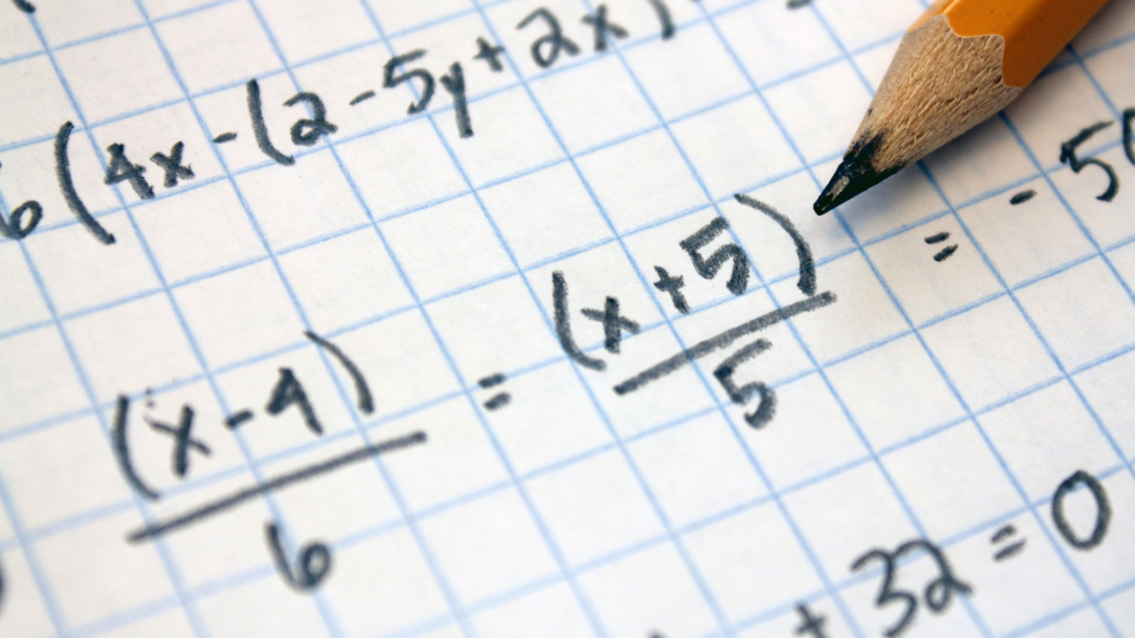 una quaderno con dei calcoli matematici