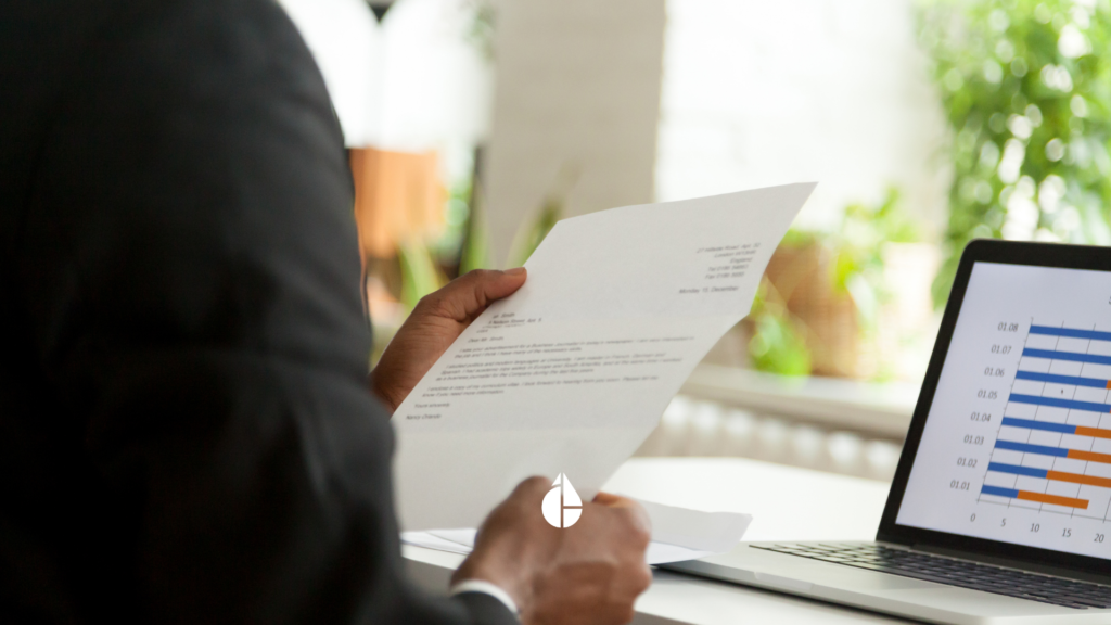 un recruiter che legge una cover letter di un candidato prima di leggere il suo curriculum