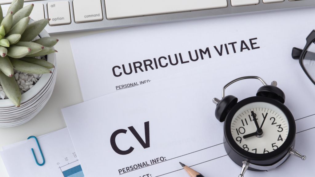 foto di un curriculum vitae che viene scritto