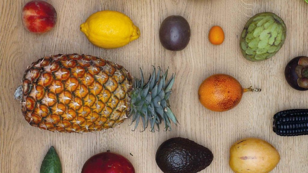 della frutta appoggiata su un banco bar