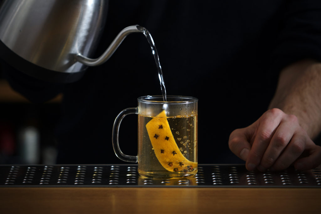L'Hot Toddy è un cocktail caldo a base whiskey irlandese, scorza di limone e chiodi di garofano