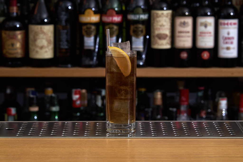 un bicchiere di long island iced tea cocktail a base vodka, gin, rum, tequila, triple sec e coca-cola