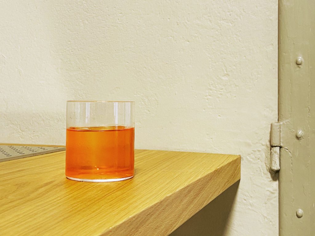 Un cocktail chiarificato con la tecnica del milk washing appoggiato sul banco bar