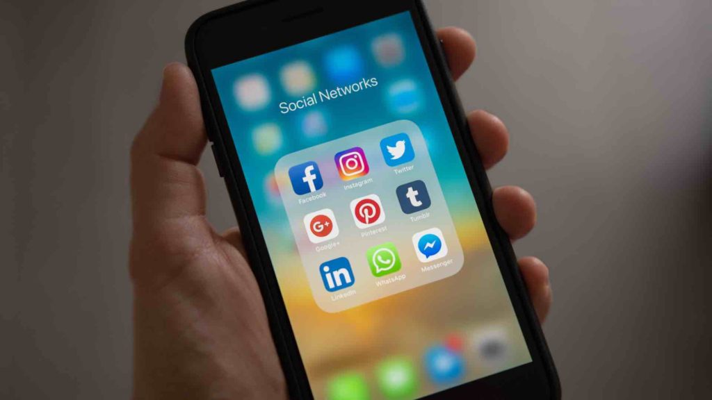 un cellulare con le icone dei social network apertte