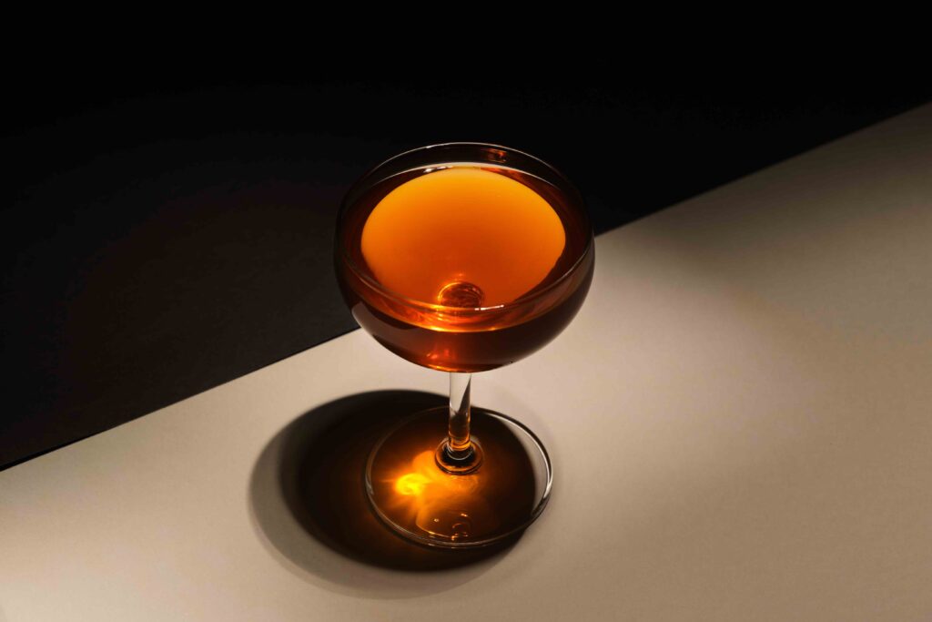 Il cocktail bobby brucia appoggiato sul banco bar