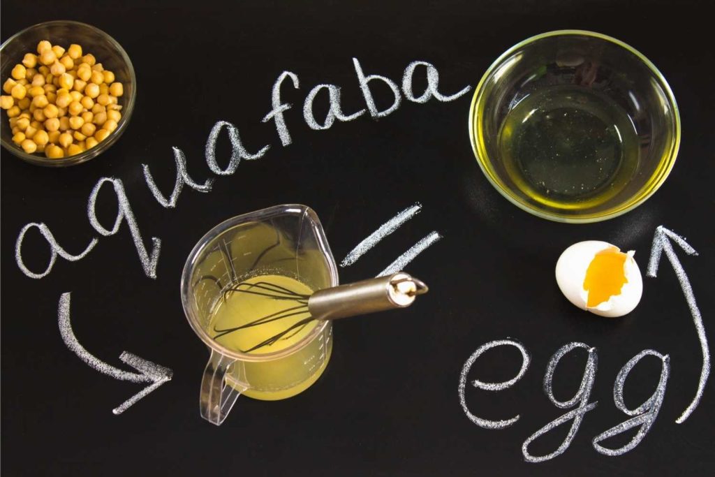 dell'aquafaba di ceci e dell'albume d'uovo dentro due ciotole
