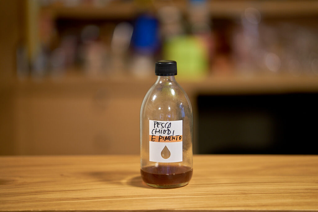 una bottiglia di liquore alla pesca infuso ai chiodi di garofano