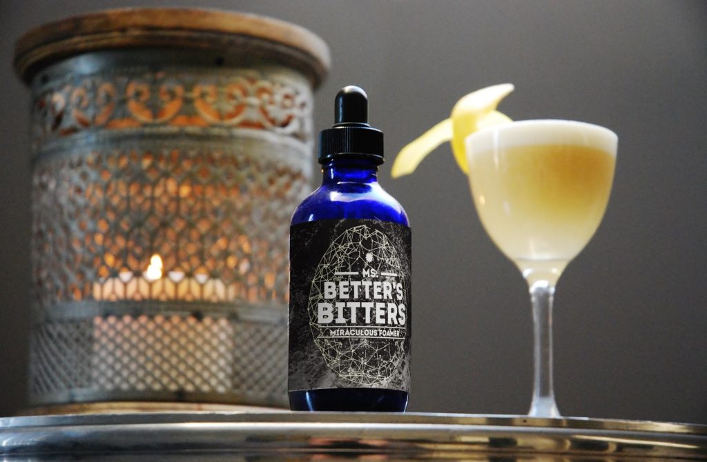 un cocktail sour preparato con ms better's bitters miraculous foamer
