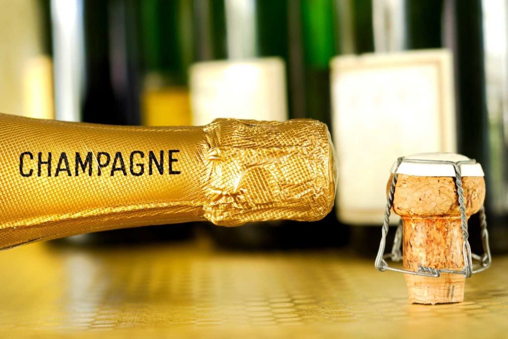 nella foto il collo di una bottiglia di champagne