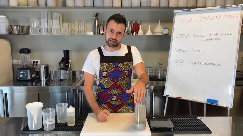 giovanni mentre prepara la soda al pompelmo giallo in Laboratorio