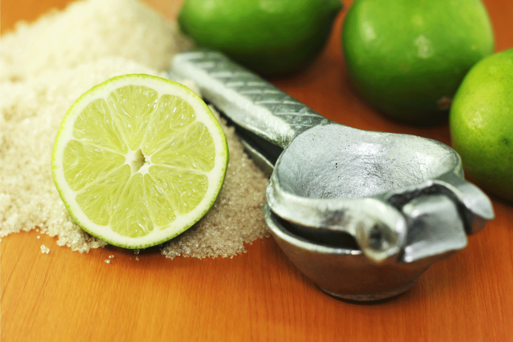 uno spremi lime con un lime tagliato a fianco