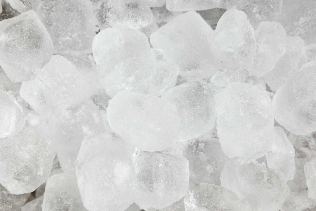 dei cubetti di ghiaccio per cocktail